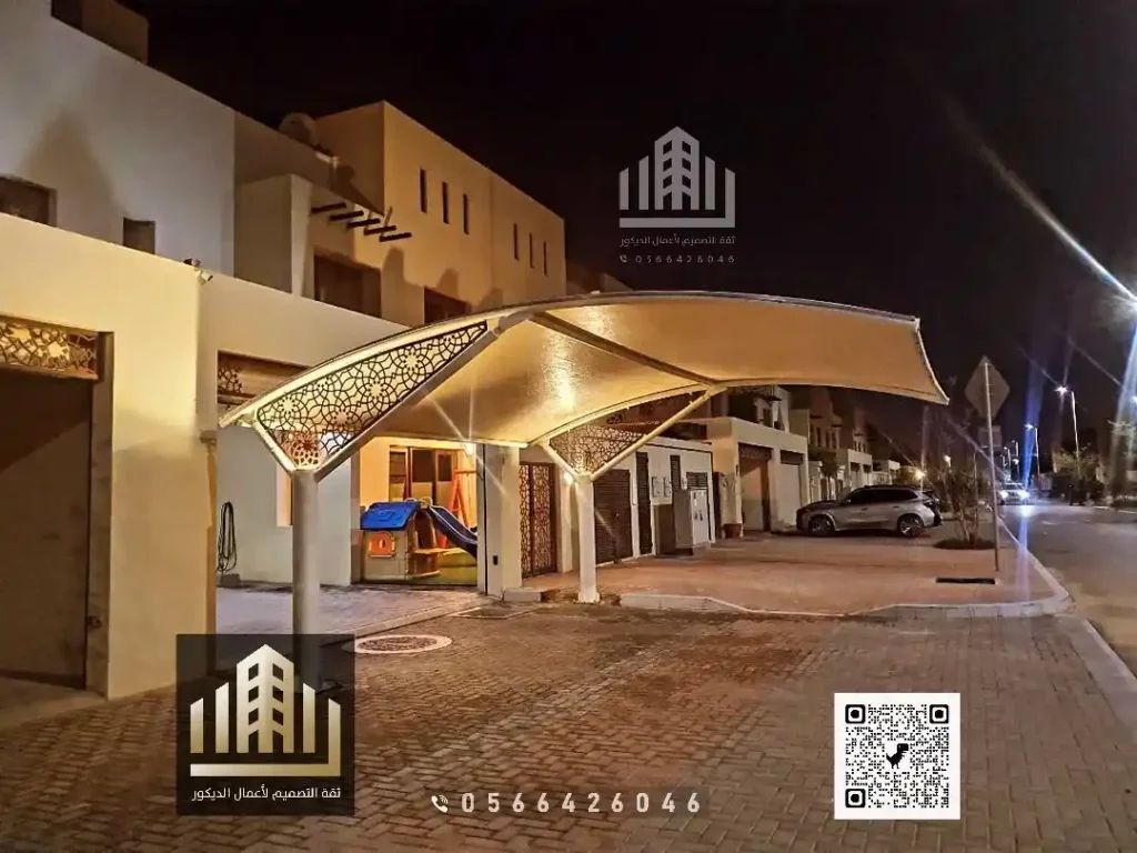 فني تركيب المظلات الخارجية في غرب الرياض في حي لبن